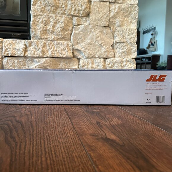Collectors's series XIV JLG 1850SJ Ultra Boom 1/32 Scale Diecast - Picture 6 of 9